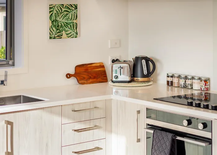 2 Bed Escape, Heart Of Riccarton W/Carpark